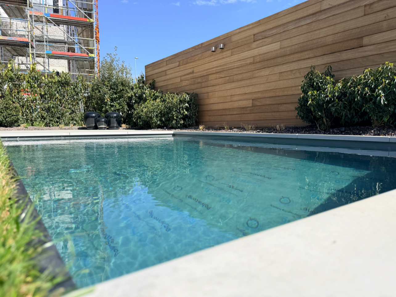 Stijlvol zwembad aangelegd door Garden Design & Co